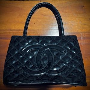 COPY - Chanel patent leather tote